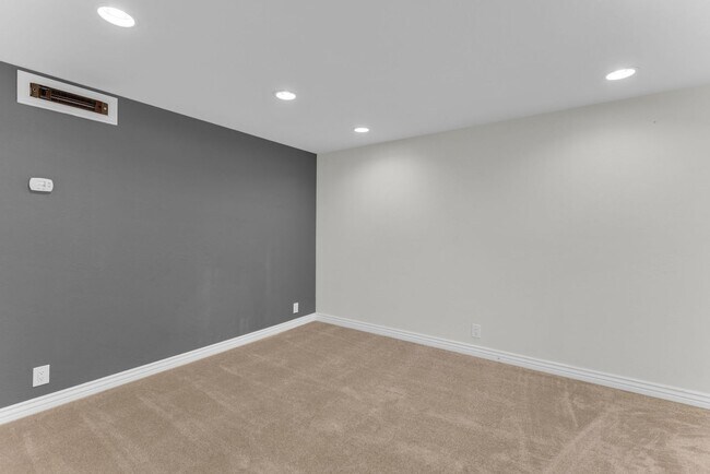 Building Photo - Holiday Ranchettes in Park Meadows