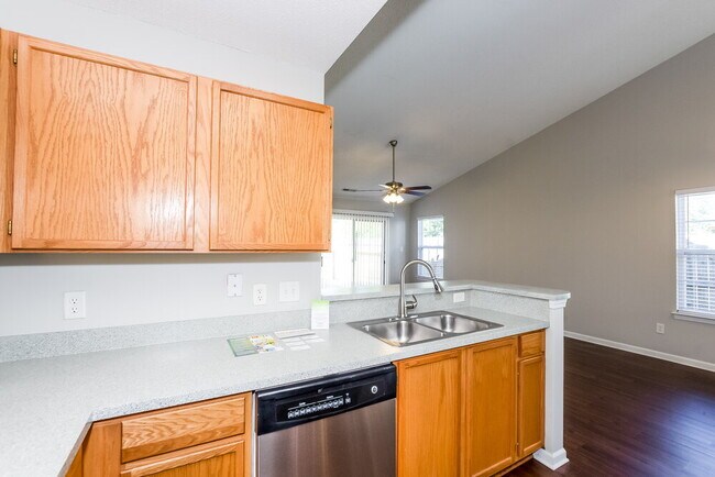 Building Photo - 11412 Northwoods Forest Dr