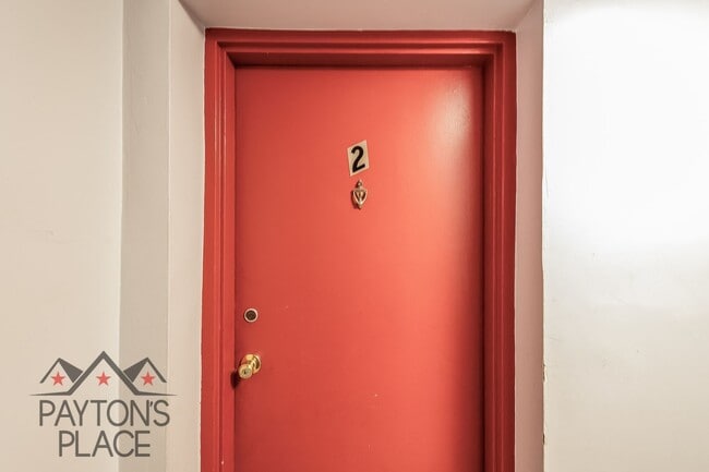 Building Photo - Spacious condo with Water included and Parking!!! FIRST MONTH'S HALF OFF