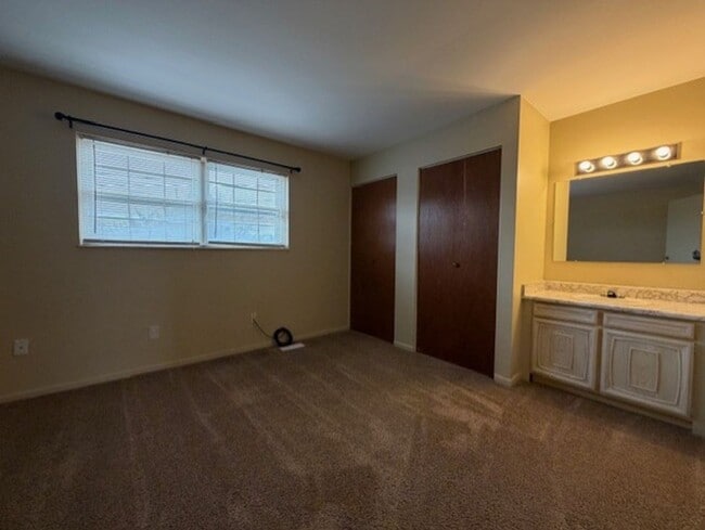 Building Photo - 6881-6887-6887 Emerald Ave