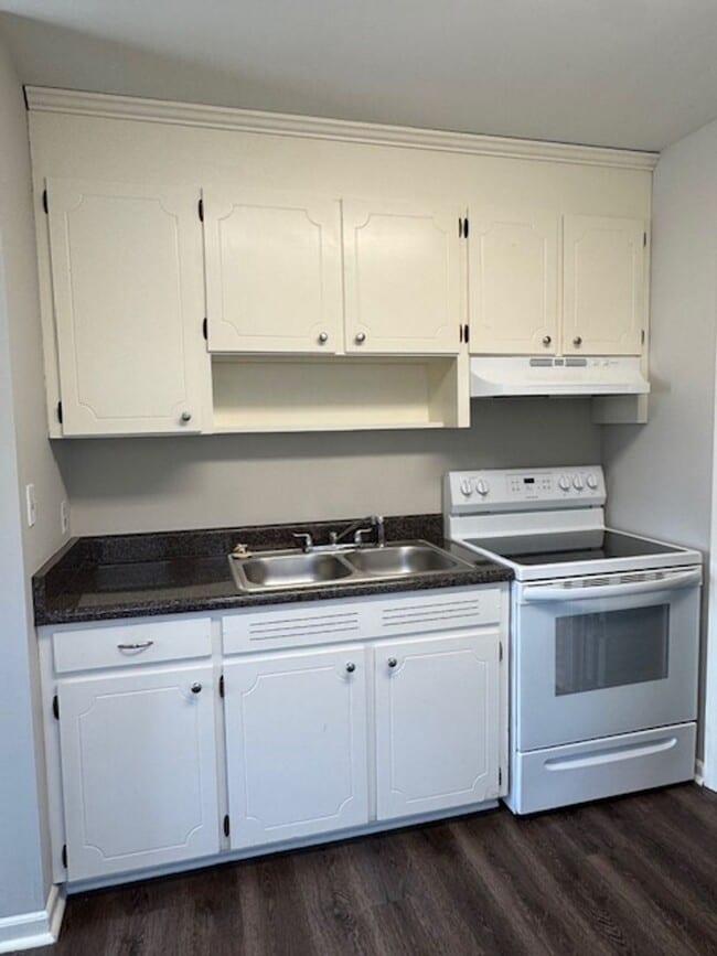 Building Photo - Tri-Plex - in Downtown Greer - 1 bedroom, ...