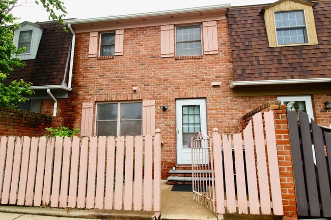 Building Photo - 2 bedroom townhome right across from westo...