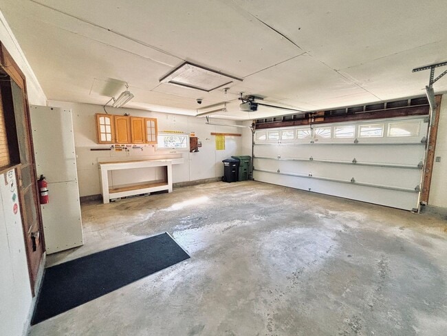 Building Photo - Sprawling 3bedroom 2bath Home in Roseville...