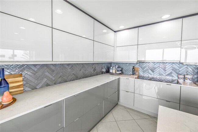 Building Photo - 400 Beach Dr NE