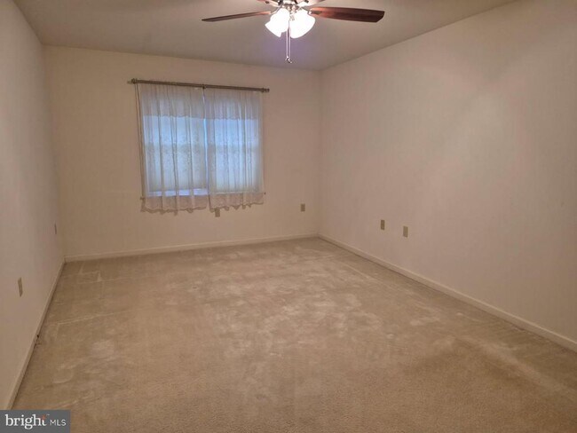 Building Photo - 1023 E Schumaker Manor Dr