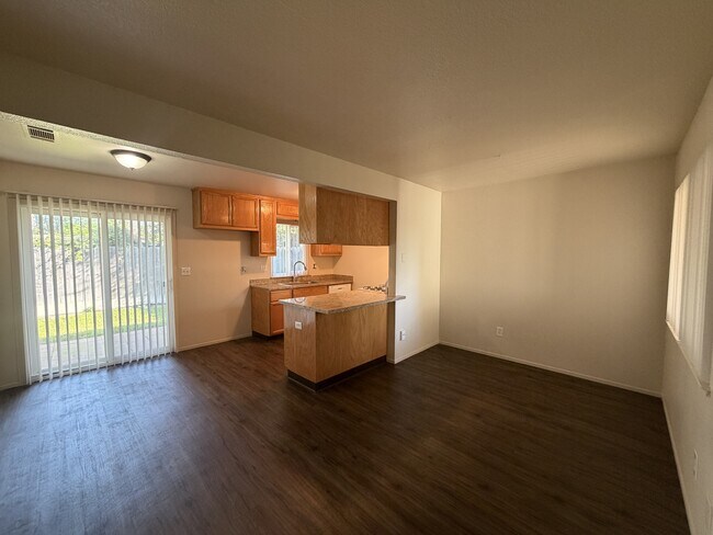 Building Photo - 1401 E Rumble Rd