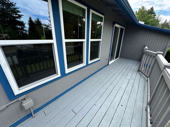 Building Photo - Beautiful well Maintained Duplex for rent