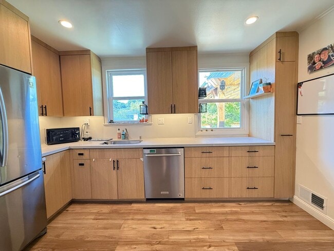 Building Photo - Spacious 5BD/2BA Home in San Carlos with S...