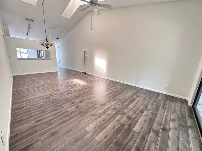 Building Photo - 306 Harbour Pointe Way