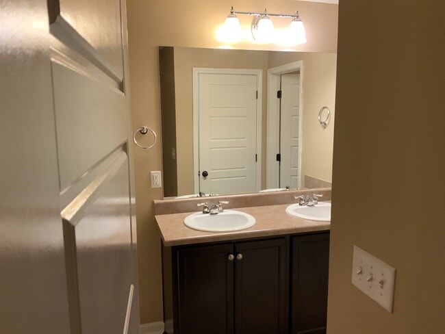 Building Photo - Price Reduction. Chelsea Park!!!  4 Bedroo...