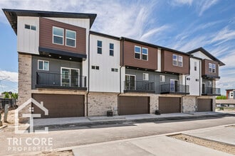 Building Photo - 140 E Lavalle-