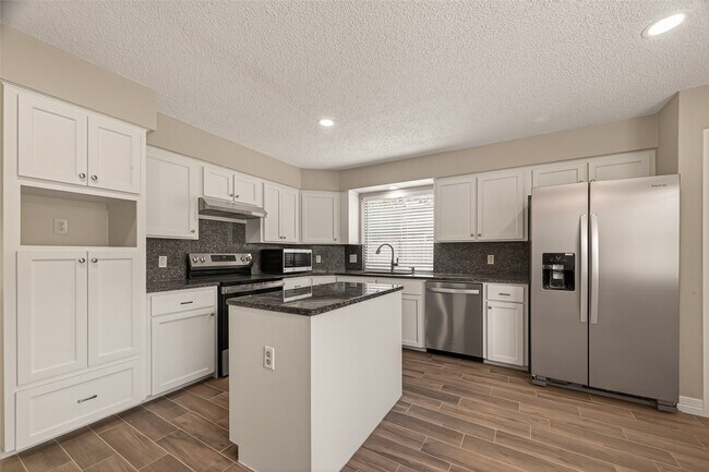 Building Photo - 15915 Dunmoor Dr
