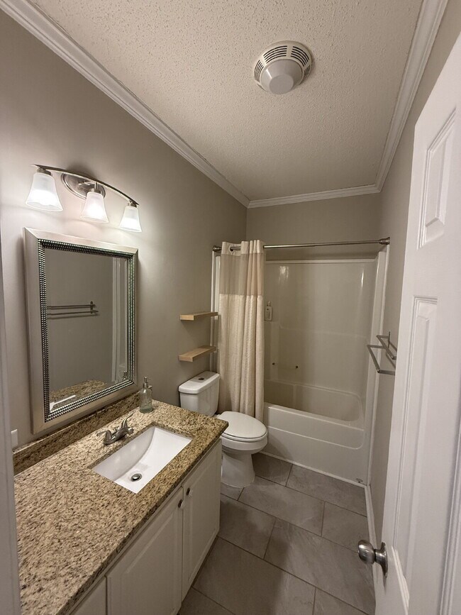 Building Photo - "Charming 4-Bedroom Sanctuary with 2 Full Baths in Beaufort – Spacious 2106 Sq Ft Haven!"