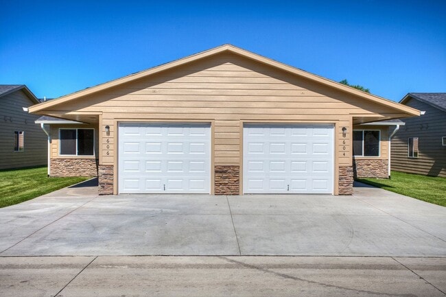 Building Photo - 3 Bedroom, Single-story Townhomes for rent in Marshalltown, IA