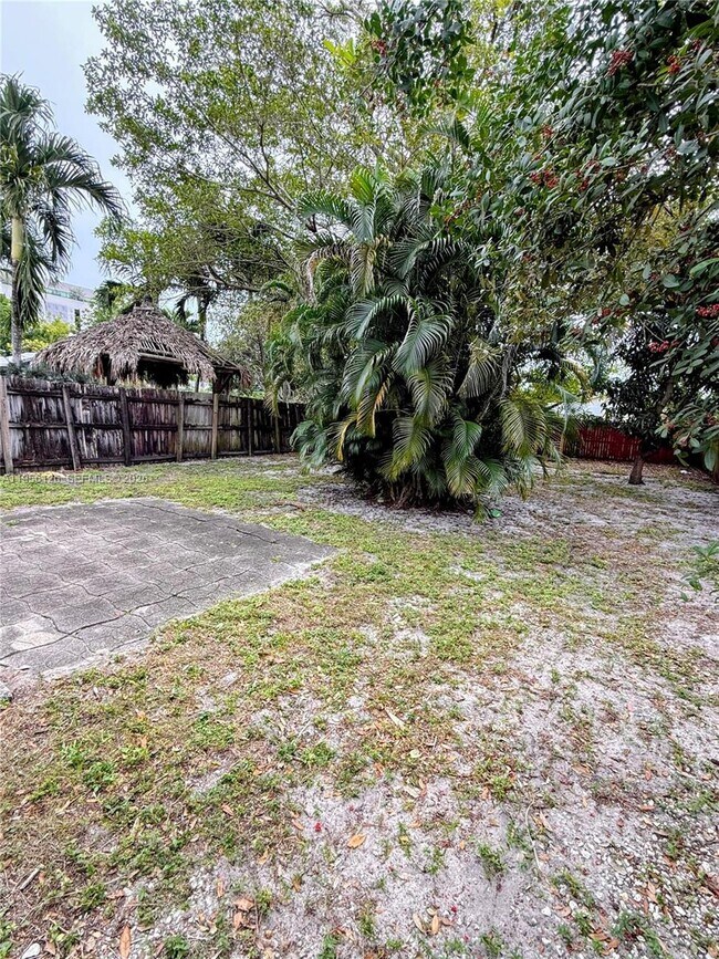 Building Photo - 1062 NE 38th St