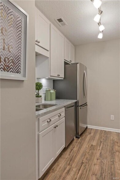 Building Photo - 1431 Thrush Plz