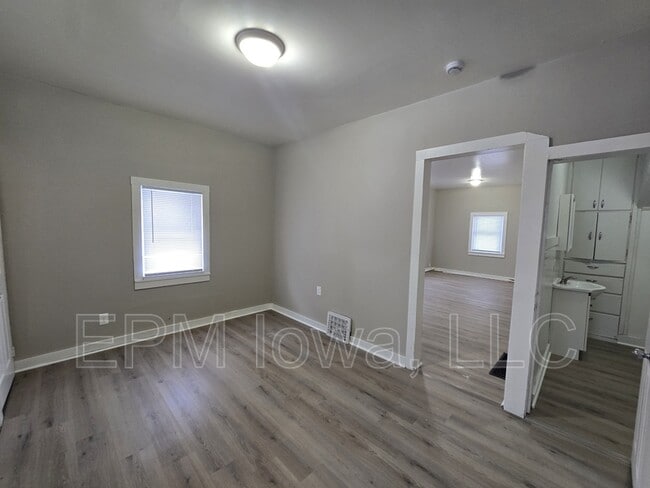 Building Photo - 406 Locust St