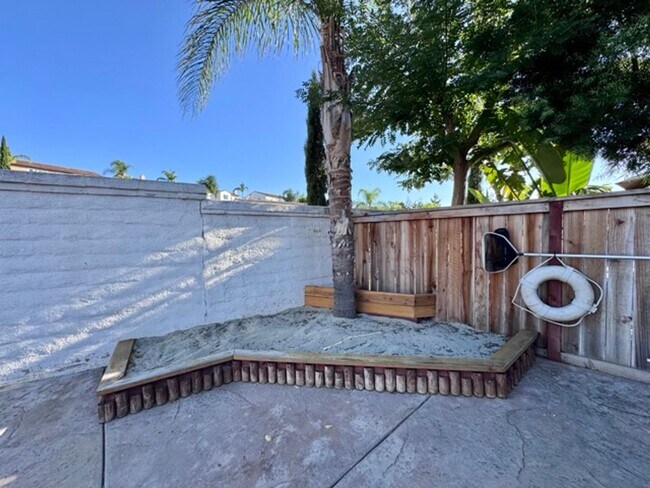 Building Photo - FOR LEASE: Stunning expansive 3 Bedroom Re...