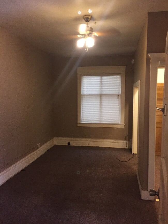 Building Photo - 1 Bedroom with Den 1 Bath on the West Side...