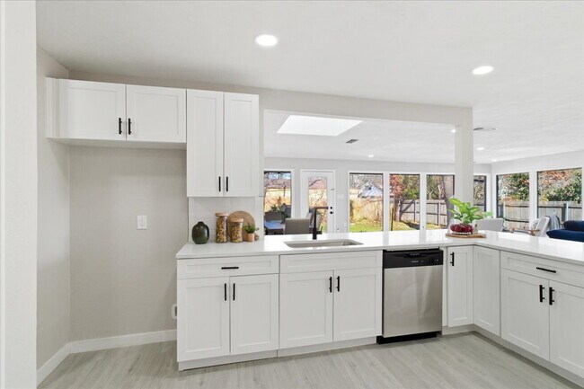 Building Photo - "Spacious 3-Bed, 2-Bath Gem with 2,155 Sq. Ft. on University Drive in Arlington, TX!"