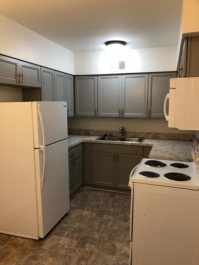 Building Photo - 904 Plaza Dr