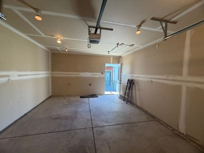 Building Photo - Charming 2-Story Townhome with Vaulted Ceilings