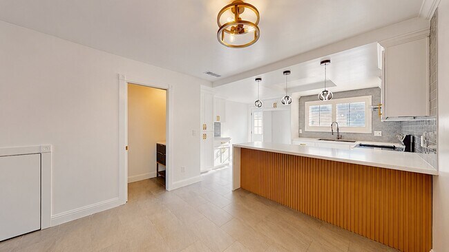Building Photo - 1501 Racquet Club Dr