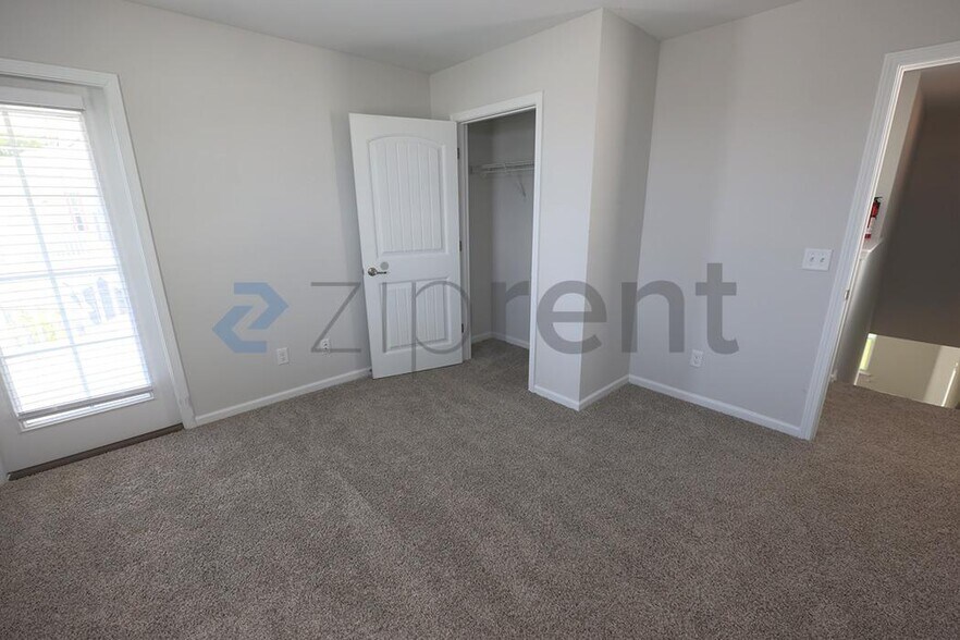 Building Photo - Unit