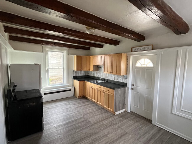 Building Photo - 544 King St