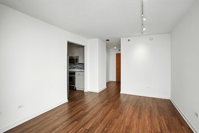 Building Photo - 498 N Kingsbury St