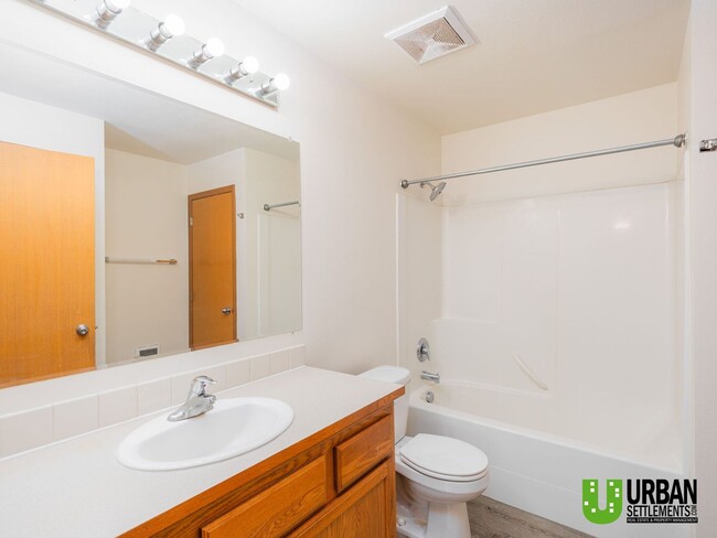 Building Photo - Spacious, clean, modern 4bd/2bth