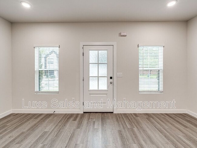 Building Photo - 606 W 2nd St