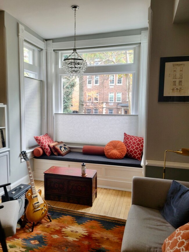 Building Photo - Charming 2 BR/1 BA Ground Level Condo Unit...