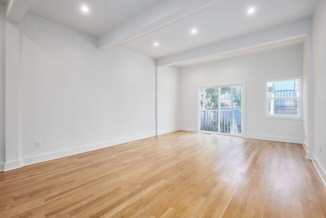Building Photo - Sleek and modern 2 bed/2 bath in the heart of The Mission -- Walkers dream -- Must See!