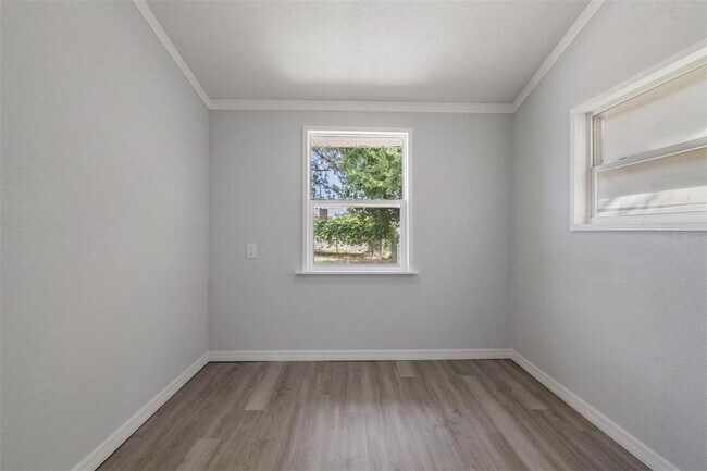Building Photo - 636 Stremma Rd