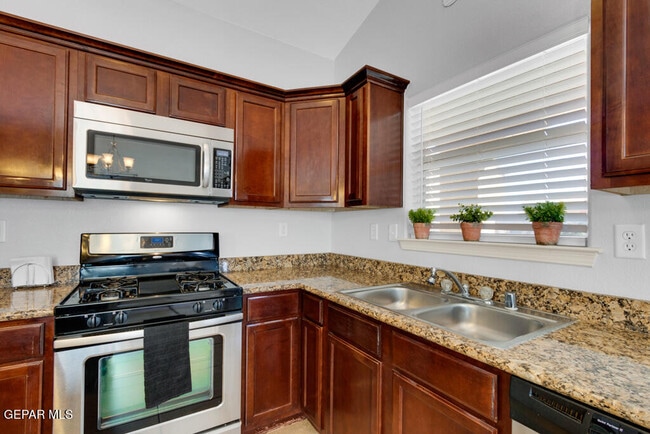 Building Photo - 3220 Scarlet Point Dr