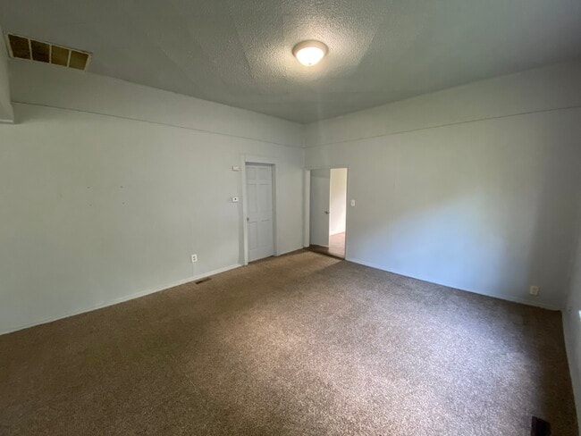 Building Photo - 725 N Kimball St