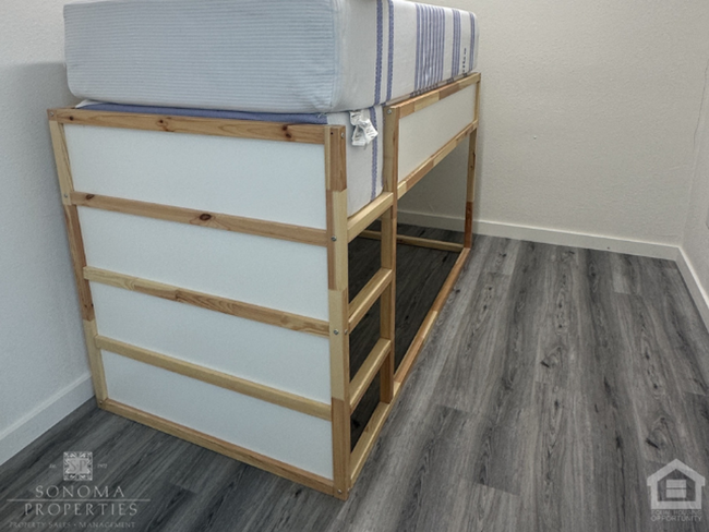Building Photo - Updated 2BD/1BA Live/Work Loft-Style Apart...
