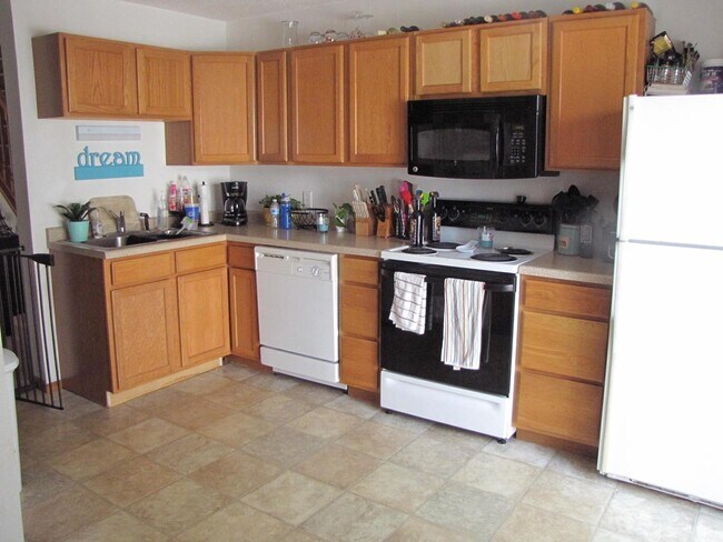 Building Photo - Convenient Location  *2Bed/1.5Bth plus Loft* Townhome in Apple Valley. Avail Sept. 1