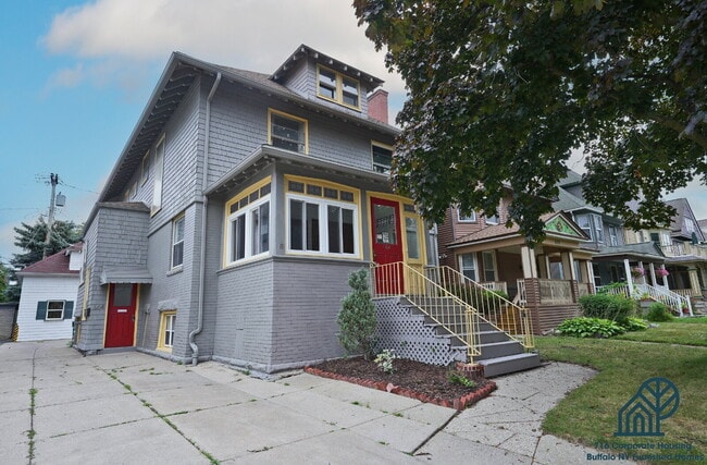 Building Photo - Furnished 4-Bedroom, 2.5-Bath Apartment near Elmwood Village