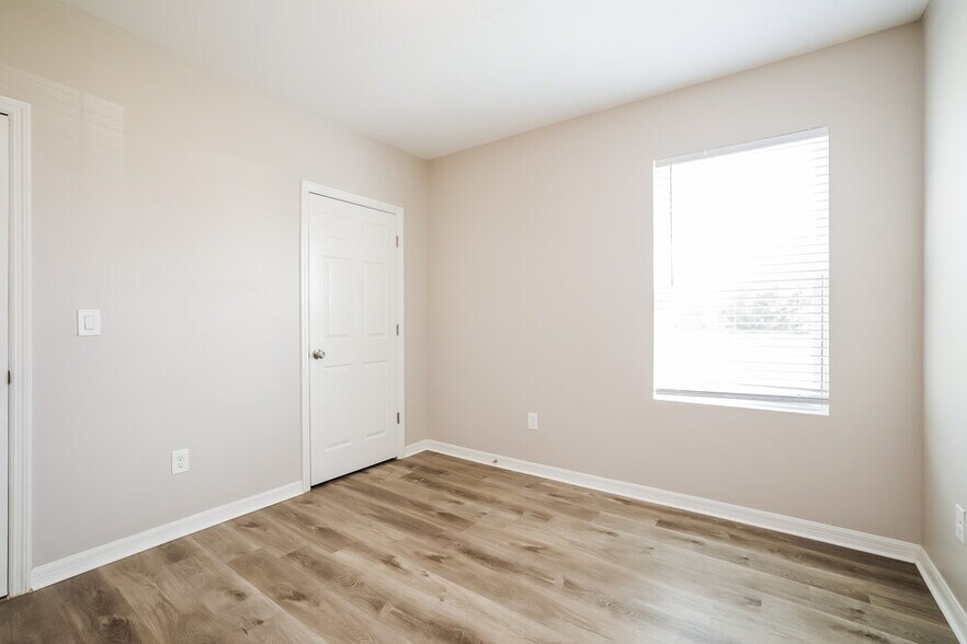 Building Photo - 140 SE 2nd Pl