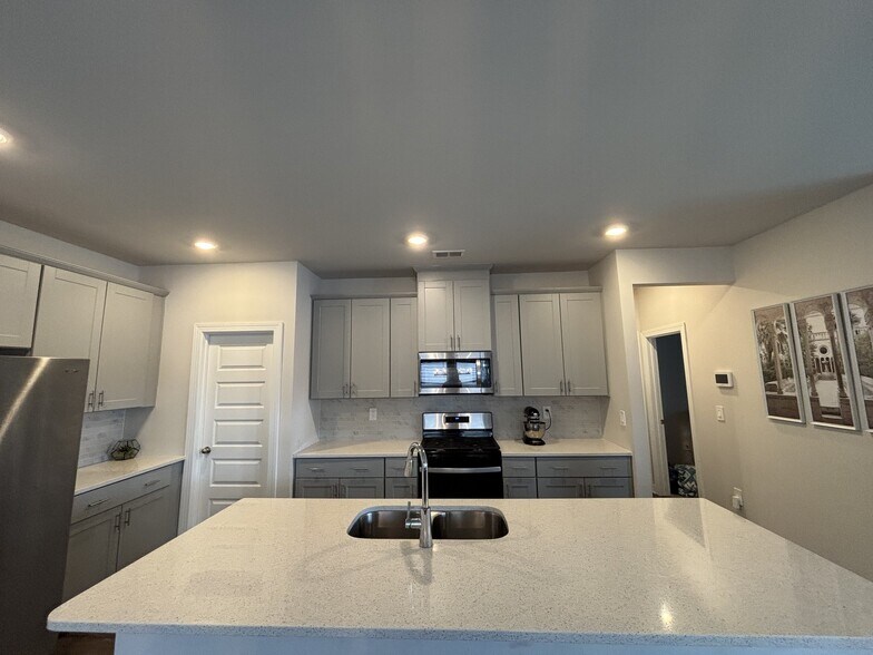 Building Photo - 702 Whitebark Dr