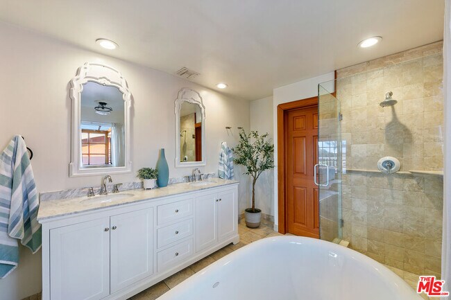 Building Photo - 31819 Cottontail Ln