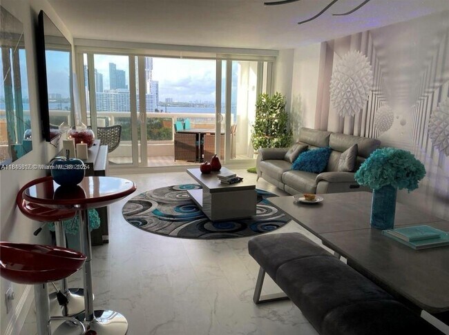Primary Photo - 1717 N Bayshore Dr