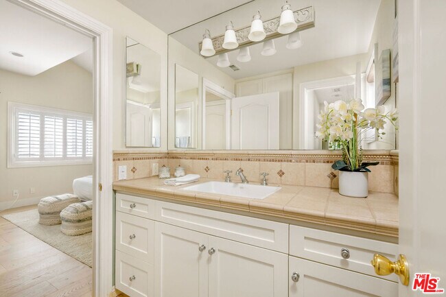 Building Photo - 707 Jasmine Ave