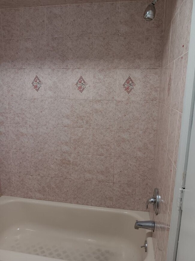 Building Photo - Beautiful two bedroom apartment in Newark