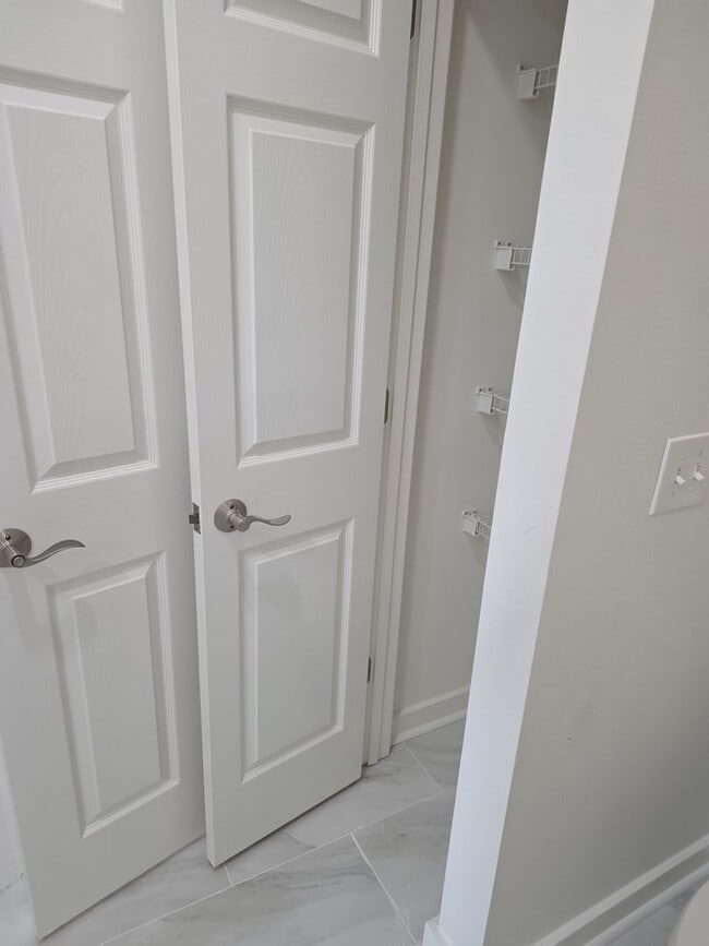 Building Photo - Recently remodeled condo near Baytown Wharf.