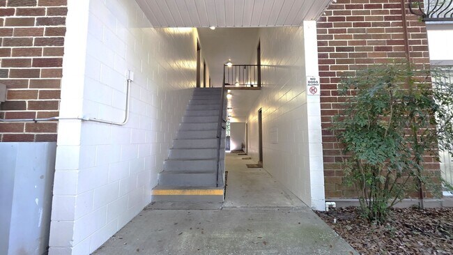 Building Photo - 1 bed, 1 bath, 2nd floor, condominium