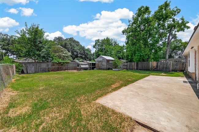 Building Photo - 313 Stratmore Dr