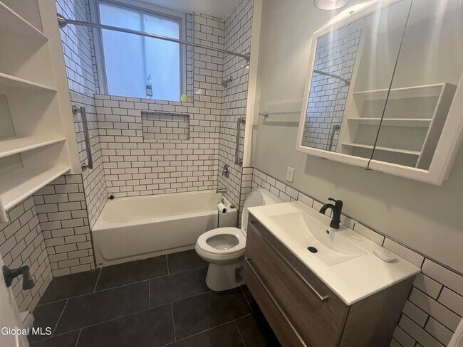 Building Photo - 37 Maiden Ln